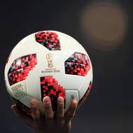V roce 2018 se odehrál světový šampionát v Rusku. Adidas Telstar, jak se nazýval oficiální míč, dostal svůj název podle komunikační družice Telstar z roku 1962. Tato červená varianta s názvem Adidas Telstar Mechta 18, byla vytvořena speciálně pro vyřazovací část turnaje, který nakonec ovládli fotbalisté Francie.