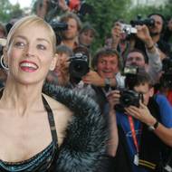 Křišťálový globus za mimořádný umělecký přínos světovému filmu o rok později dostala Sharon Stone. „Měla jsem neobyčejný život. Začal v malém městě uprostřed ničeho. Tehdy bych si nedokázala představit, že bych mohla být tady, tak daleko, na tak nádherném místě,“ pronesla a označila se za malou holku z Pensylvánie, která si splnila sny.