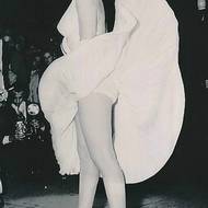 Marilyn Monroe ve filmu Slaměný vdovec. Právě odtud pochází ikonická scéna s šaty nadzvednutými proudem vzduchu u odvětrávání z metra.