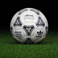 Oficiální míč pro mistrovství světa ve fotbale v roce 1990, které proběhlo v Itálii, se jmenoval Adidas Etrusco Unico. Pojmenován byl po starověkých obyvatelích, kteří sídlili právě v Itálii - Etruscích. Zlaté medaile si s ním tehdy vykopali Němci. 