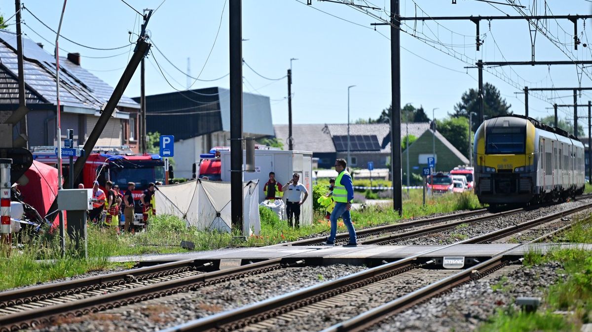 V Belgii se srazil vlak se školním autobusem, na místě jsou mrtví
