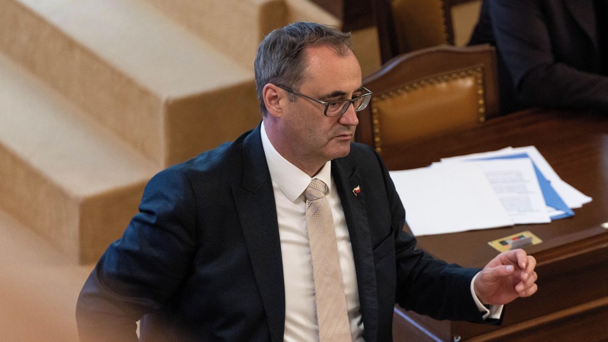 Úřad vlády nevypátral, že nahrávací zařízení přinesl ministr Šťastný
