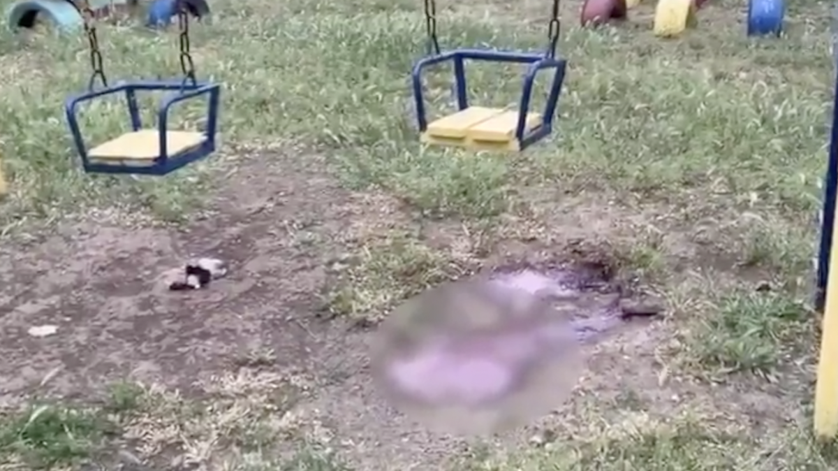 Video: Ruská salva zasáhla dětské hřiště v Chersonu