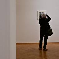 Snímek z vernisáže výstavy fotografií Milana Pitlacha v ostravské Galerii výtvarného umění.
