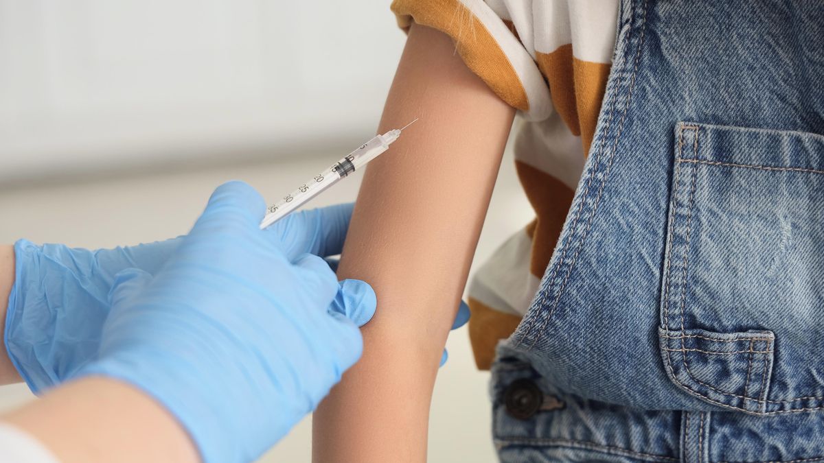 Vědci poprvé vyvinuli s pomocí AI nový typ vakcíny a otestovali ho na lidech