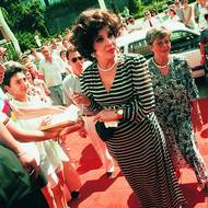 Závěr festivalu v roce 1995 ozdobila italská superstar Gina Lollobrigida známá z filmů Fanfán Tulipán nebo Krásky noci. „Od rána do večera nás krmí americkými filmy. Kinematografie se stala spíše průmyslem než uměním,“ postěžovala si mimo jiné herečka, která ve Varech strávila tři dny.