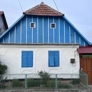 Typický barevný domek z Banátu.