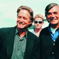 Na zahájení v roce 1998 dorazil přední hollywoodský herec Michael Douglas (vlevo), známý jako spoluproducent Přeletu nad kukaččím hnízdem od Miloše Formana. Pozdravil se s Jiřím Bartoškou, uvedl drama Volný pád a pochválil kachnu, kterou si dal k jídlu.