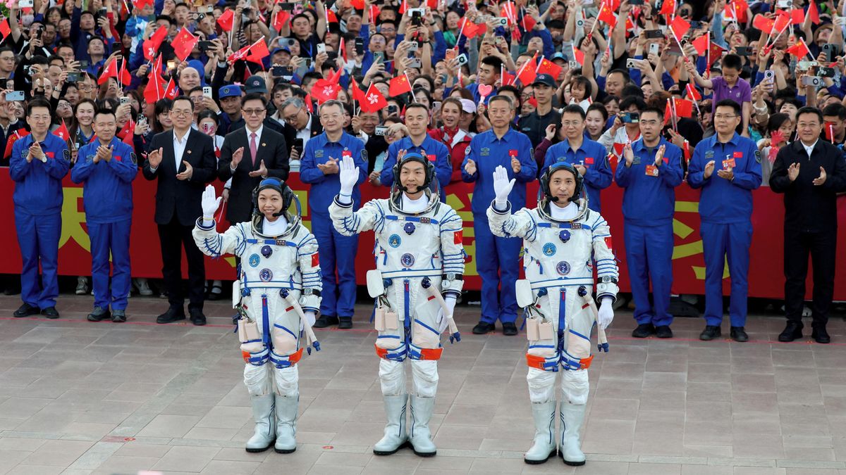 Tři čínští astronauti se po bezmála sedmi měsících ve vesmíru vrátili na Zemi
