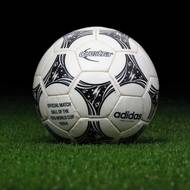 Adidas Questra byl oficiálním míčem pro mistrovství světa ve fotbale v roce 1994 ve Spojených státech amerických. Jeho název vzešel z anglické fráze „quest for the stars“, v překladu „hledání hvězd“. Ve finále zvítězila reprezentace Brazílie.