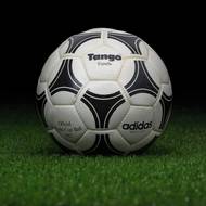 Na šampionátu v Argentině v roce 1978, kde zlato získal domácí tým, se objevil míč s názvem Adidas Tango. Měl speciální design s obrazci, které budily dojem, že je míč tvořen kruhy. O čtyři roky později byl míč podobný, jen švy nebyly sešity, ale průmyslově svařeny. Nejlépe to sedlo Italům, kteří šampionát ve Španělsku ovládli. Zároveň se v roce 1982 naposledy odehrál turnaj s míčem z pravé kůže, kterou následně nahradily modernější syntetické materiály.