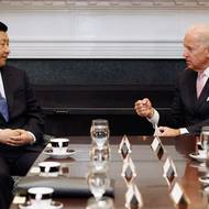 Ve vztazích s Pekingem se angažoval viceprezident Joe Biden, pozdější prezident. Na snímku s tehdejším viceprezidentem ČLR Si Ťin-pchingem v únoru 2012 v Bílém domě. Ještě téhož roku se Si stal nejvyšším představitelem Komunistické strany Číny, rok nato prezidentem. V dalších letech si vybudoval pozici nejmocnějšího lídra země od časů Mao Ce-tunga.