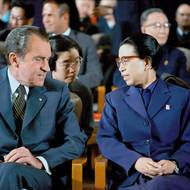 Richard Nixon vedle Ťiang Čching, čtvrté manželky čínského komunistického vůdce Mao Ce-tunga a jedné z hlavních iniciátorek kulturní revoluce, která vedla k smrti milionů lidí. Na snímku během představení revoluční opery Červený ženský oddíl ve Velké síni lidu v Pekingu, 22. února 1972.