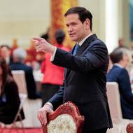 Ze zástupců administrativy pak nechybí ministr zahraničí Marco Rubio, na něhož Peking v minulosti uvalil sankce, v úterý ale oznámil, že mu nebude bránit ve vstupu na území Číny. 