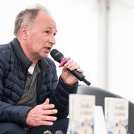Přesto stihl čtenářům představit knihu Toulky s tátou, podle anotace „fiktivní román se silnými autobiografickými prvky“.