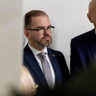 Ministr Robertas Kaunas (na snímku z parlamentního krytu) oznámil, že zatím není jasné, jestli dron pocházel z Ukrajiny. Do vzdušného prostoru pobaltských zemí v posledních týdnech několikrát vstoupily právě ukrajinské bezpilotní letouny, v Lotyšsku kvůli narušení bezpečnosti padla vláda. Ukrajina drony na sever posílá, aby zasáhla cíle v Rusku. Kvůli rušení nebo chybám v navigaci se ale můžou dostat i do okolních států.