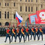 V Moskvě panovaly obavy z toho, že by na Rudé náměstí mohly zaútočit ukrajinské drony. Před vyhlášením příměří Rusko prohlásilo, že pokud se Kyjev pokusí přehlídku narušit, ruské jednotky provedou na ukrajinské hlavní město masivní raketový úder. Nakonec se pod záštitou Spojených států země domluvily na dočasném příměří. 