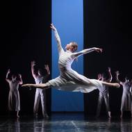 Na fotografii z choreografie Sinfonietta je uprostřed Sara Antikainen.