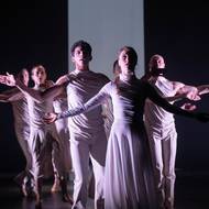 Na fotografii z choreografie Sinfonietta jsou uprostřed Sara Antikainen a Riccardo Gregolin, v pozadí Afroditi Vasilakopoulou a Karel Audy.