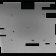 Fotografie z videa natočeného s infračerveným senzorem zachycující kontrastní oblast ve tvaru osmicípé hvězdy. Video pochází z roku 2013 z Blízkého východu.