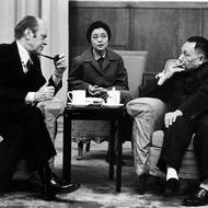 Ve sbližování s Čínskou lidovou republikou pokračoval i Nixonův nástupce Gerald Ford. 

(Na snímku s vůdcem čínských komunistů Teng Siao-pchingem v Pekingu, 1975.)