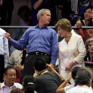Čínu několikrát navštívil také George Bush mladší (snímek je z letní olympiády v Pekingu v roce 2008). Za jeho vlády pokračovalo prohlubování ekonomických vztahů, v roce 2008 se Čína stala pro USA největším zahraničním věřitelem. Zároveň se projevovaly neshody v otázkách lidských práv nebo Tchaj-wanu. Peking nicméně zpočátku podpořil Washington ve válce proti terorismu.