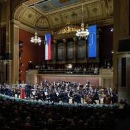 Zatímco loni v roli rezidenční umělkyně jubilejního 80. ročníku zahrála tři jeho díla, toto úterý večer na program svého koncertu v Rudolfinu zařadila Fišerův Koncert pro housle a orchestr.