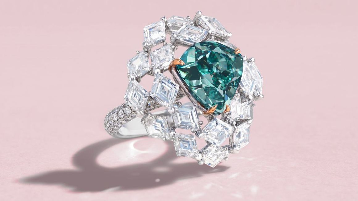 Diamant za čtvrt miliardy v aukci. Jde o největší modro-zelený kámen na světě
