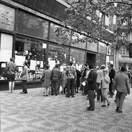 Knihkupectví Odeon v budově, protiokupační plakáty po 21. srpnu 1968 lákaly davy lidí.