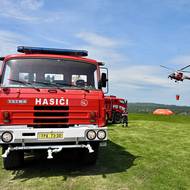 S hašením požáru pomáhá devět vrtulníků s bambi vaky, dva vrtulníky Black Hawk přiletěly na pomoc ze Slovenska.