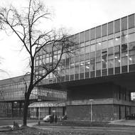 Pragerovy kostky v roce 1975. Původní návrh se záměrně vyhýbá tradičnímu uličnímu uspořádání a pracuje s volně stojícími pavilony, které nad terénem levitují na subtilní konstrukci. „Tato nezávislost na uliční síti není projevem ignorance okolí, ale promyšlenou reakcí na historicky vrstevnaté území,“ uvádí IPR.
