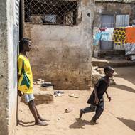 Počet takových mrtvých, pohřešovaných a jejich dětí se v Senegalu v posledních letech pohybuje minimálně v řádu tisíců, odhadl pro agenturu AFP Saliou Diouf, zakladatel sdružení Boza Fii, které bojuje za uchování památky migrantů.