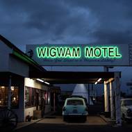 Díky snaze nadšenců v 90. letech je zbylá část (v místech, kde byly dálnice vedeny jinudy) stále k dispozici jako turistická atrakce pod jménem „Historic Route 66“. (Historická auta u motelu Wigwam, který je dominantou Route 66, v arizonském Holbrooku, 19. listopadu 2025.)