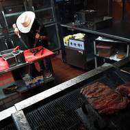 Kuchař připravuje steak v restauraci Big Texan Steak Ranch, která je nedílnou součástí Route 66 v texaském Amarillu (20. listopadu 2025.)
