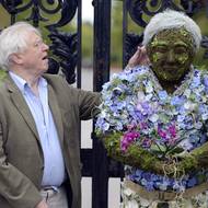 Se svou vlastní květinovou sochou v Královské botanické zahradě.