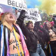 Protesty ruské skupiny Pussy Riot a feministického hnutí Femen proti otevření ruského pavilonu provázely středeční zahájení 61. ročníku bienále umění v Benátkách.