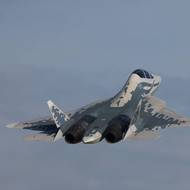 Na ocasní části nového letadla je viditelné nové logo se siluetami letounu Su-57 a dronu S-70 Ochotnik.