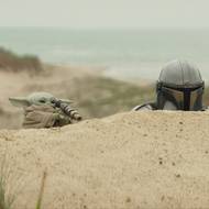 Pedro Pascal jako Mandalorian a Grogu.