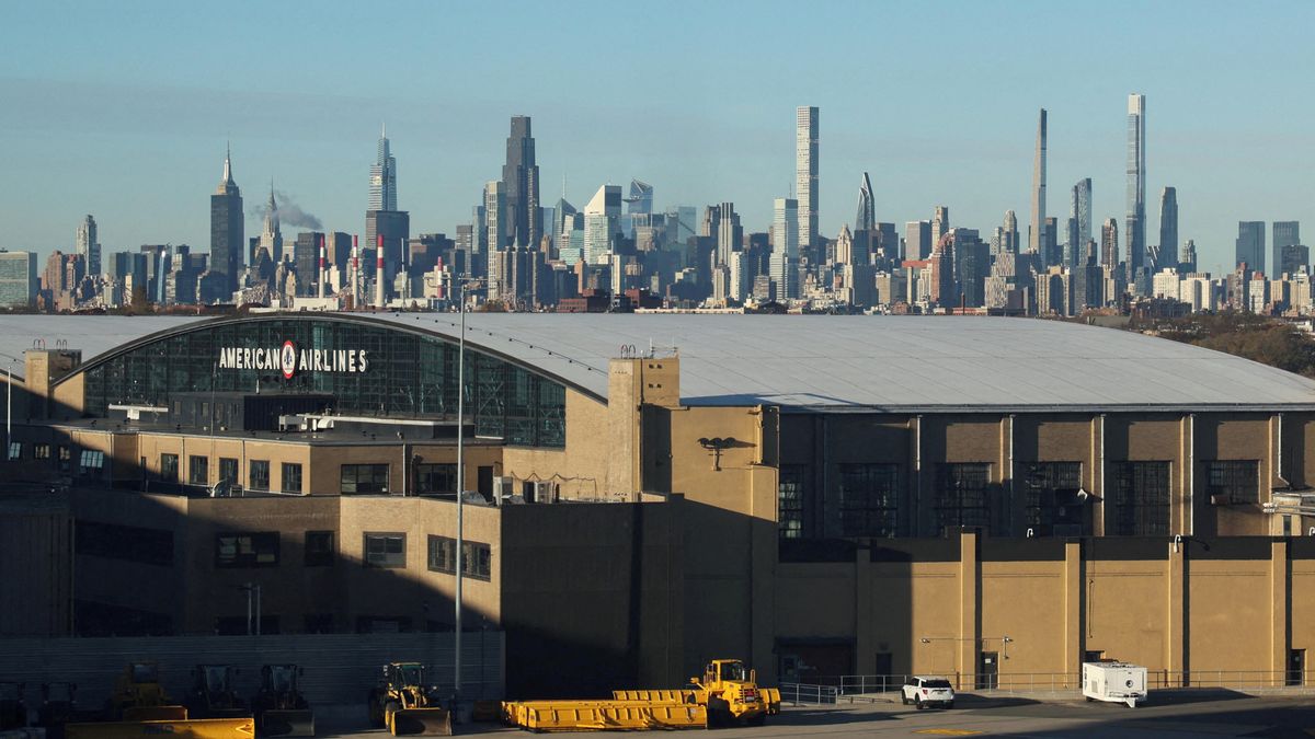 Newyorské letiště LaGuardia uzavřelo jednu ranvej kvůli propadlině