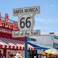 Po projetí často ucpaným Los Angeles se řidiči dostávají na konec trasy u mola v Santa Monice.