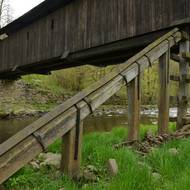 Lávku v Prudké chrání šikmé ledolamy proti poškození.