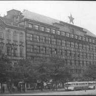 Budova v roce 1963, toho času součást Státní banky československé. Ze souboru fotografií, který zhotovila pražská průvodkyně Pavla Říhová.