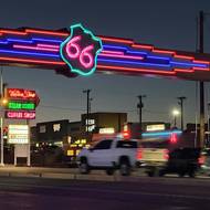 Albuquerque se pyšní nejdelším neporušeným městským úsekem Route 66. Těchto necelý 30 kilometrů prochází několika čtvrtěmi, od historického Starého Města až po Nob Hill. Některé ze starých motorestů a neonových nápisů byly podél dnešní Central Avenue zrestaurovány. (Route 66, západní okraj Albuquerque v Novém Mexiku, 16. ledna 2026.)