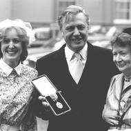 S manželkou Jane a dcerou Susan v roce 1985, když získal od královny řád. 