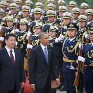 Éra Baracka Obamy znamenala znatelný přechod od spolupráce k tvrdší konkurenci, která definovala americko-čínské vztahy i v následujících letech. Peking a Washington se přely v otázkách lidských práv (spory o disidenty, napětí okolo dalajlámy), ale i kvůli kybernetickým útokům a obviněním z krádeží amerického duševního vlastnictví.

(Čínský prezident Si Ťin-pching doprovází amerického prezidenta Baracka Obamu při přehlídce čestné stráže během uvítacího ceremoniálu před Velkou síní lidu, 12. listopadu 2014 v Pekingu.)