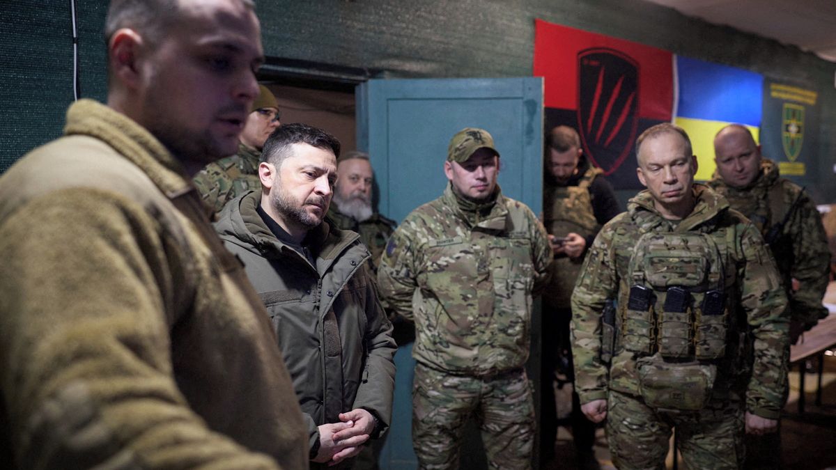 Zelenskyj uvedl, že v červnu by se měly zvýšit ukrajinským vojákům platy