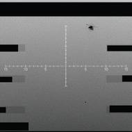 Snímek z videa FBI zachyceného infračerveným senzorem, na kterém byl pod helikoptérou spatřen neidentifikovatelný létající objekt. Video pochází ze západní části USA z září roku 2025.