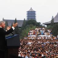 Bushův nástupce Bill Clinton původně sliboval tvrdší přístup vůči komunistické Číně, nakonec se ale během svého mandátu uchýlil k ekonomickému sblížení. 

(Clinton při projevu k studentům Pekingské univerzity v rámci televizního vystoupení, v němž se věnoval tématu lidských práv, 1998).