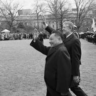 Jeho administrativa ukončila dlouholetou izolaci komunistické Číny a položila základy moderní spolupráce. USA také ukončily oficiální diplomatické styky s Čínskou republikou na Tchaj-wanu, byť v praxi zůstávají jejím nejdůležitějším spojencem. Za Cartera Kongres také přijal zákon, tzv. Taiwan Relations Act, který Američany k podpoře ostrova zavazuje.

(Jimmy Carter s čínským vůdcem Teng Siao-pchingem na jižním trávníku Bílého domu, 1979.)