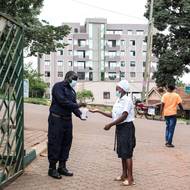 Ebola se šíří kontaktem s nakaženou osobou nebo kontaminovaným materiálem. Projevuje se krvácením a k symptomům patří horečka, zvracení, průjem či bolesti svalů.

(Žena si dezinfikuje ruce před muslimskou nemocnicí Kibuli v ugandské Kampale, 16. května 2026.)